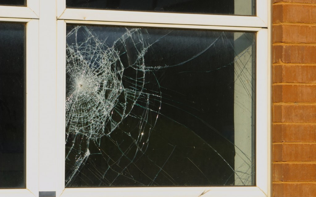 Ventana de casa con vidrios rotos