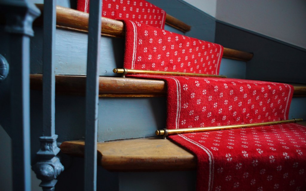 Budget-Friendly DIY Staircase Makeover Ideas | Zameen Blog