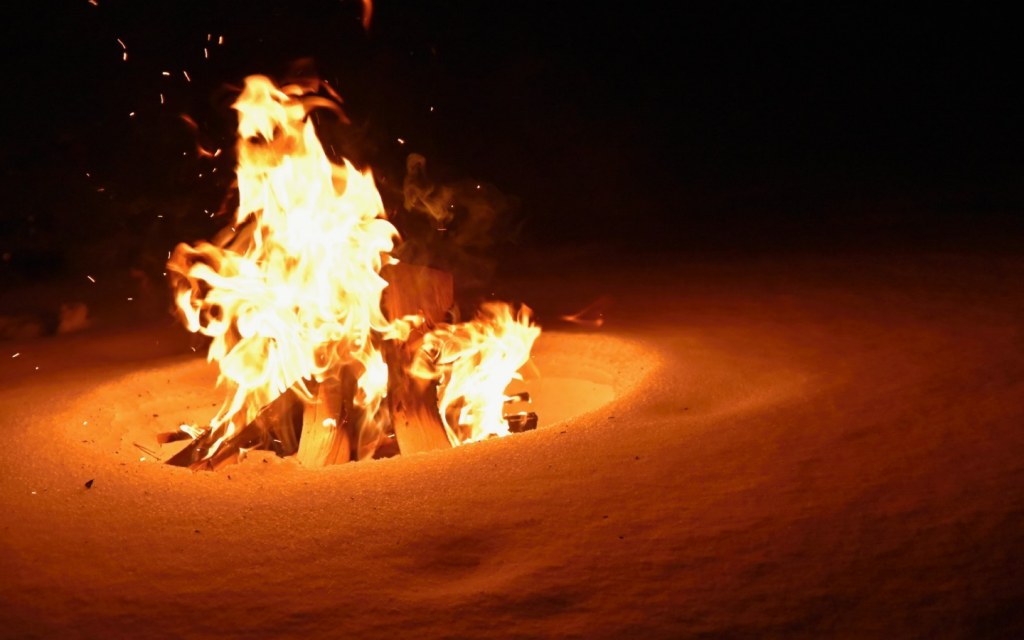 Host a bonfire party as a winter vacation activity for all